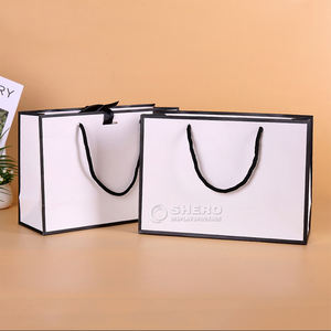 Sac en papier kraft noir mat de petite taille pour bijoux de luxe, fourni directement par le fabricant, logo personnalisable - Product Image 4