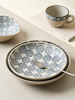 Assiette ronde artisanale en poterie rustique bleue et blanche à motif d'hortensia pour soupe, dessert ou collation, idéale pour le petit-déjeuner