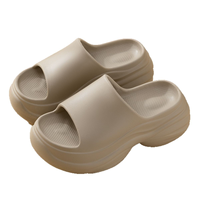 Sandales compensées à plateforme, un style amincissant et polyvalent pour les petites silhouettes.