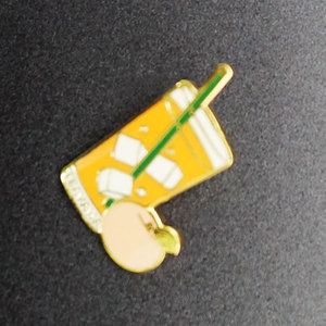Broche personnalisée en émail dur, mignonne, en forme de boisson au thé glacé à la pomme, broche en métal doré pour accessoires de mode et cadeaux - Product Image 1