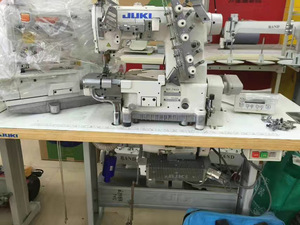 Máquina <span class=keywords><strong>de</strong></span> <span class=keywords><strong>Coser</strong></span> <span class=keywords><strong>de</strong></span> Doble Cara JUKIS MF-7823 <span class=keywords><strong>de</strong></span> 3 Agujas, 5 Hilos y Base Cilíndrica - Product Image 2