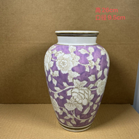 Lila Keramikvase mit Geprägtem Weißem Blumenmuster und Goldrand für Inneneinrichtung