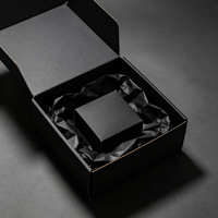 Boîte d'expédition ondulée noire mate, recyclable, en carton kraft teinté foncé avec fermeture à rabat, pour l'e-commerce de marques de luxe et de mode
