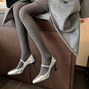 Chaussures classiques à talon de cheville en forme de coupe à vin avec boucle en cuir de vache et design à bouche peu profonde - Product Image 3