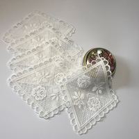 Accessoires de décoration : garnitures, nappes, tapis de table, coussins de canapé, sets de table brodés en dentelle, dessous de verre, articles en tissu d'art, décorations de cuisine, nappes de table