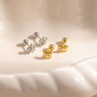 Boucles d'oreilles clous élégantes de créateur de luxe, motif floral ajouré, ton argenté, avec pierre transparente en forme de fleur, pour soirées et banquets