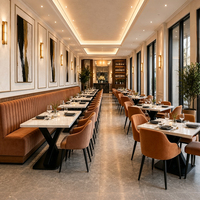 Ensemble de banquettes en tissu vert brûlé, table en marbre blanc avec base en X, fauteuils de luxe personnalisables, mobilier de restaurant en gros