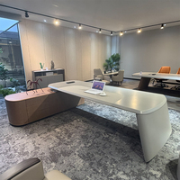 Bureau de direction minimaliste incurvé, table de bureau moderne gris kaki avec placage de bois élégant parfum automnal, unité de mobilier de PDG