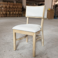 Chaises d'hôtel empilables avec dossiers et coussins amovibles à velcro