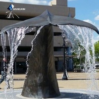Fontaine d'eau en acier inoxydable moderne en forme de croissant Installation artistique pour la décoration de jardin Paysage extérieur Espace de vie