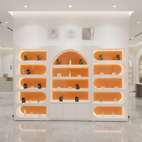 Étagères de présentation modernes OEM personnalisées à niveaux/compartiments, avec éclairage LED intégré, design durable et écologique pour magasins de détail et cosmétiques