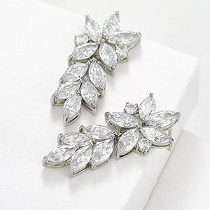 Boucles d'oreilles pendantes en or blanc, motif floral, avec cristaux taille marquise et strass sertis griffes, bijoux de mode romantiques pour femme, idéales pour mariage - Product Image 4