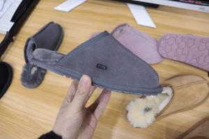Pantoufles d'intérieur d'hiver pour femmes, <span class=keywords><strong>chaussons</strong></span> UGGSS chauds et antidérapants, en peluche, doublés en polaire, avec tige en daim - Product Image 4