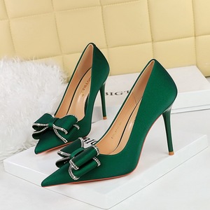 Eleganti scarpe da donna con punta a punta in seta <span class=keywords><strong>e</strong></span> raso, tacco a spillo sottile, perfette per matrimoni, ufficio <span class=keywords><strong>e</strong></span> occasioni formali. - Product Image 3