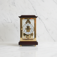 Horloge de bureau squelette à pendule frontal en laiton doré style français, avec boîtier en bois et répétiteur 7 jours, sur base en bois