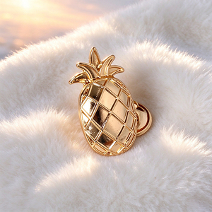 Broche de metal con logotipo personalizado para prendas de mujer, pin esmaltado con letra personalizada, insignia de lujo en tono dorado para bolsos y sombreros - Product Image 3