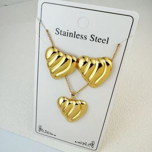 Parures de bijoux en gros, étanches, écologiques et inaltérables, en acier inoxydable plaqué or 18 carats (boucles d'oreilles et collier) - Product Image 5