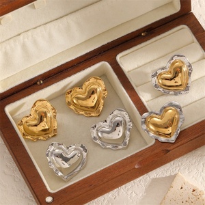 Boucles d'oreilles clous cœur martelé plaqué or 18 carats, serti clos classique, en acier inoxydable - Product Image 6