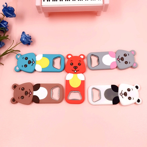 Décapsuleur magnétique de réfrigérateur en PVC motif ours de dessin animé avec logo personnalisé, porte-clés/mousqueton en PVC souple, article promotionnel du fabricant - Product Image 3