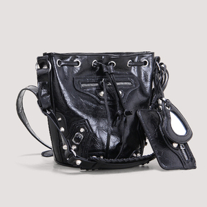 2022ใหม่ <span class=keywords><strong>Netflix</strong></span> แฟชั่นเดิม Rivet พรีเมี่ยมความรู้สึกไหล่ Crossbody กระเป๋า - Product Image 1