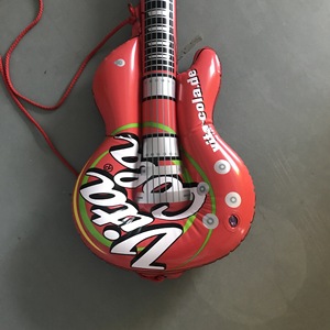 Guitarra inflable Vita Cola de PVC, instrumento musical para diversión en fiestas en la piscina - Product Image 3