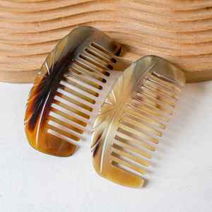 Peine de cuerno de búfalo ecológico hecho a mano con dientes lisos para desenredar suavemente y prevenir las puntas abiertas - Product Image 3