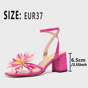 Sandales à talon carré pour femmes, ornées de fleurs en 3D, élégantes, luxueuses et tendance, couleur rose rouge - Product Image 4