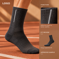 Chaussettes de course respirantes à rayures discrètes réfléchissantes en charbon, avec maille athlétique ventilée, gestion de l'humidité et maintien du talon plat