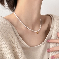 Collier ras du cou coréen style doux avec perles rondes et perles uniques en forme de cœur