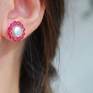 Pendientes de botón hechos a mano con alambre envuelto en oro de 14 quilates, perla natural de agua dulce rodeada de corindón rojo, pendientes redondos llamativos. - Product Image 4
