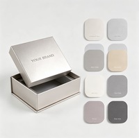 Boîte rigide personnalisée avec couvercle et base métallisés champagne, logo de marque en relief pour bijoux, montres et emballages cadeaux haut de gamme