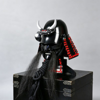 Casque de samouraï rétro de style japonais avec cornes Oni blanches, longues moustaches, masque noir, pièce d'exposition d'armure, emballage en boîte en fer et en bois