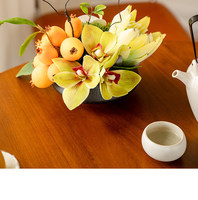 Arrangements floraux modernes faits main en soie pour table, centres de table haut de gamme pour salle à manger, décorations florales d'hôtel, fruits de loquat