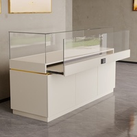 Vitrine d'exposition pour bijoux et objets de musée avec éclairage LED, design sans dos, verre transparent, personnalisable, gris