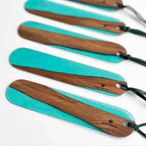 Marcapáginas de resina y madera hechos a mano que combinan diseño artístico y textura de madera natural. - Product Image 4