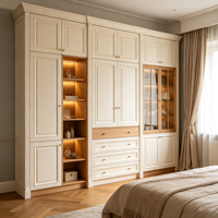 Système de dressing sur mesure pour chambre à coucher, finition crème, panneaux surélevés, poignées en laiton, étagères ouvertes en MDF, éclairage LED, vitrine en verre, moulures décoratives, style moderne, OEM