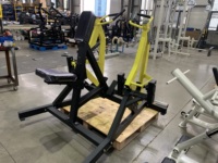 Máquina ergonómica de fuerza para espalda con placas de acero y reposapiés ajustables para culturismo y entrenamiento de brazos, enfocada en la seguridad.