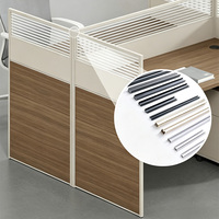 Bureau d'ordinateur moderne et contemporain avec design à panneaux pour le bureau à domicile et l'usage commercial