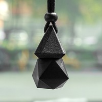Bouteille en verre noir mat en forme de diamant, diffuseur de parfum pour voiture, bouteille d'aromathérapie pour voiture avec bouchon noir triangulaire