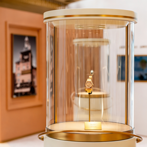 Vetrina in vetro lussuoso con cornice dorata, illuminazione LED, arco personalizzabile e resistente - Product Image 5