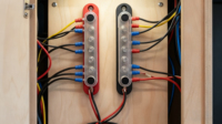 DAMAVO Barre omnibus 50A, bloc de distribution d'alimentation en laiton avec connexion par boulons M4/M6/M8, bornes pour systèmes de batteries CC 12V-48V, applications marines