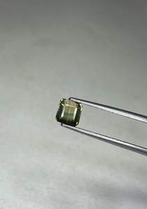 Pierre précieuse de tourmaline naturelle brute de qualité supérieure pour la mise à la terre, la protection et le nettoyage énergétique, disponible à un bon prix - Product Image 2