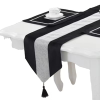 Chemin de table personnalisable en velours doux de style vintage avec bordure en maille ornée de strass pour la décoration de tables de mariage et d'hôtels