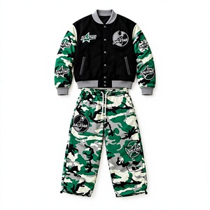 Ensemble de survêtement camouflage personnalisé pour homme avec veste bomber universitaire et pantalon de jogging imprimé vert, fabricant de vêtements de mode streetwear - Product Image 3