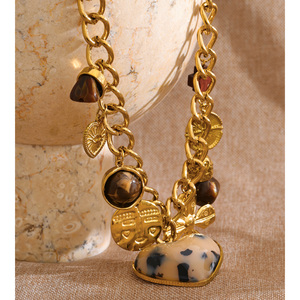 Collana JINYOU 577 Vintage con Ciondolo a Cuore con Stampa Leopardata Placcato Oro 18K, in Acciaio Inossidabile e Resina di Legno - Product Image 4