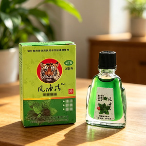 Petite bouteille de 3 ml de Tiger Balm, un produit indispensable pour la maison, pratique et portable en été, parfait pour les étudiants et idéal. - Product Image 3
