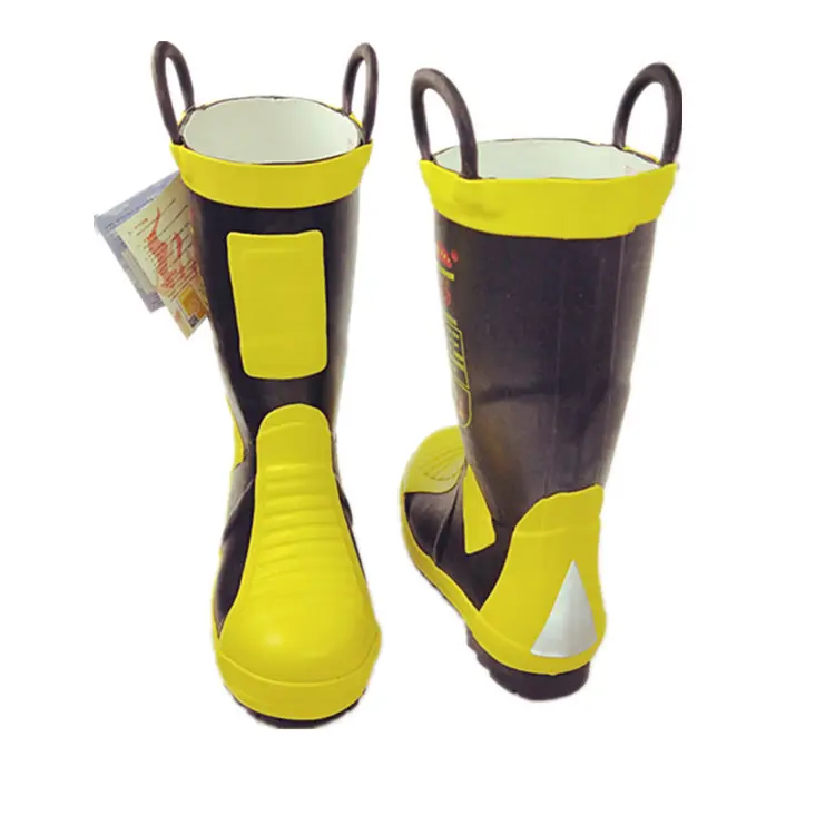 عينات مجانية من أحذية إطفاء الرجال موديل 2024 أحذية مطاطية ضد المطر وهي من معدات أدوات إطفاء ضرورية