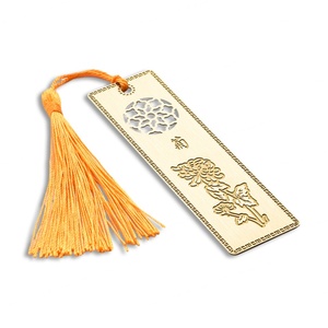 ที่คั่นหนังสือโลหะรูปทรงสี่เหลี่ยมผืนผ้าสีทองแบบโปร่ง พร้อมโลโก้สั่งทำพิเศษและพู่ห้อย - Product Image 4