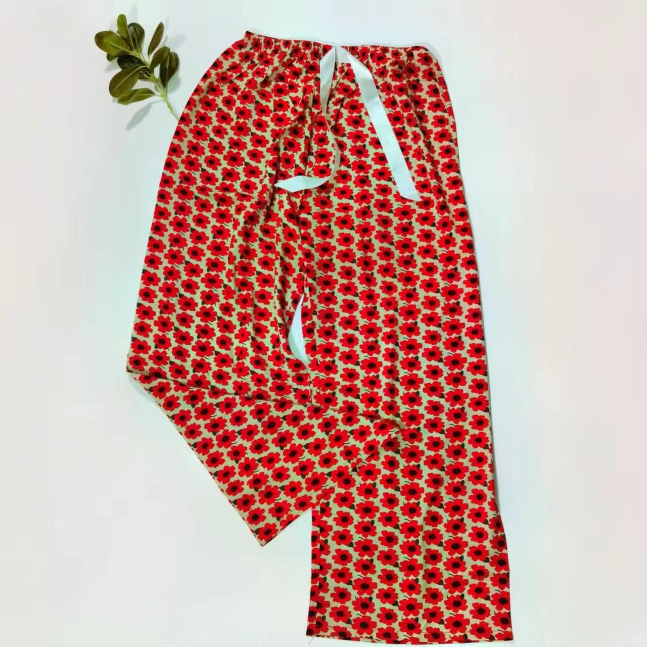 ดอกไม้สีแดงเล็กๆ