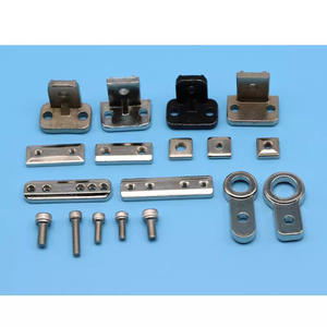 Kit de fixation pour blocs de guidage linéaire avec vis à double trou, blocs en L, connecteurs de serrage et supports à ventouse - Product Image 1